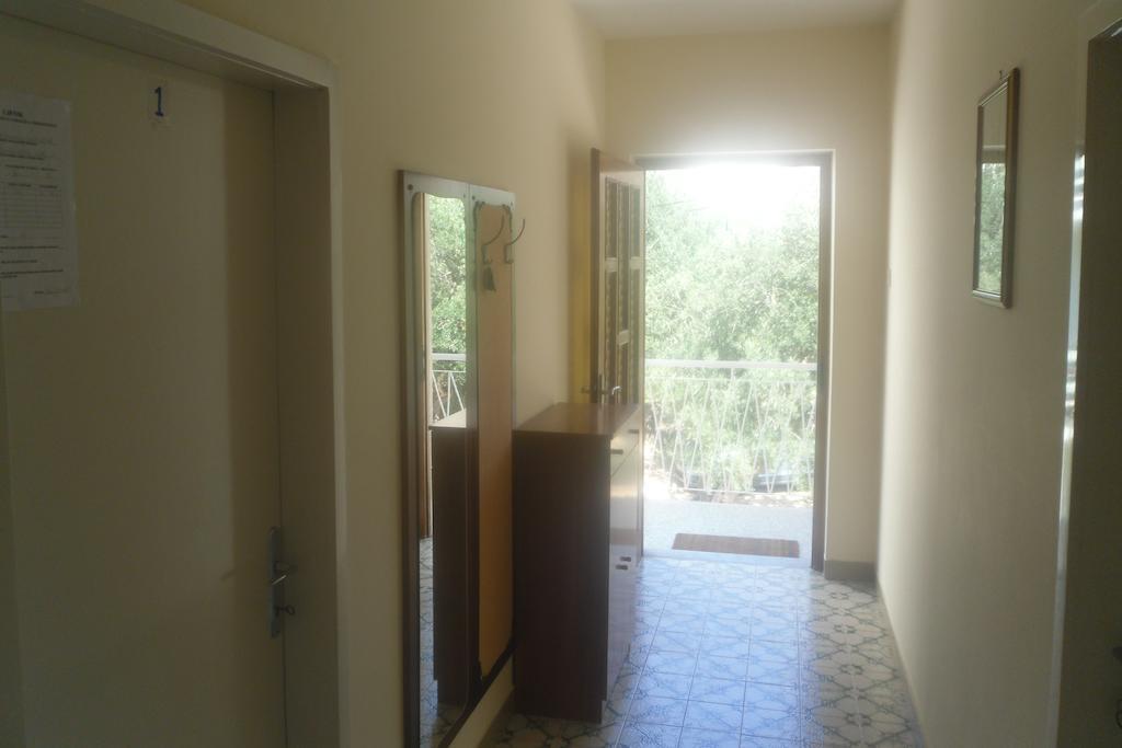 Hostel Guesthouse Mira Omis Phòng bức ảnh